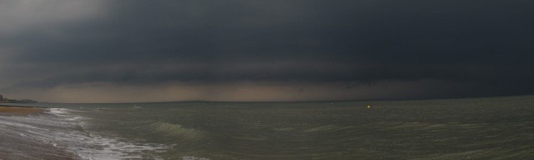 morze nad ciemnym niebem by Vojife