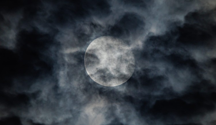 mroczny księżyc Dinkun Chen (1).jpg