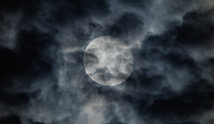 mroczny księżyc Dinkun Chen (1).jpg